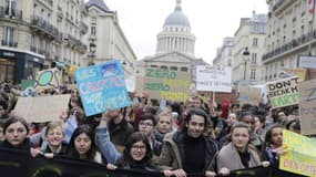 Manifestants pour le climat à Paris, devant le Panthéon, le 15 mars 2019.