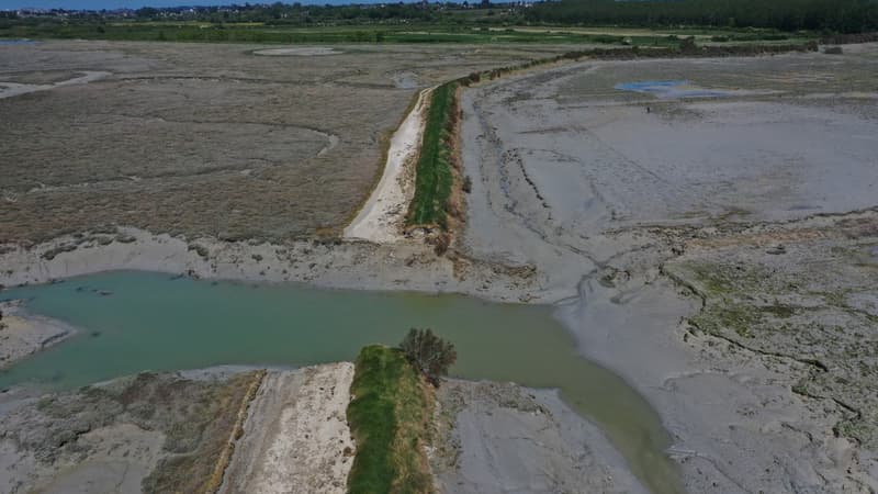 Cette vue aérienne prise le 5 mai 2022 montre une rupture de digue à Lancieux, dans l'ouest de la France