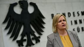 la ministre fédérale de l'Intérieur, Nancy Faeser fait une déclaration après l'arrestation de quatre membres d'un réseau de messagerie baptisé "Patriotes unis", le 14 avril 2022 à Berlin
