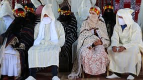 Des couples sont assis ensemble lors d'un mariage collectif dans le village d'Imilchil, dans les montagnes du Haut Atlas, au centre du Maroc, le 21 septembre 2024 (photo d'illustration)