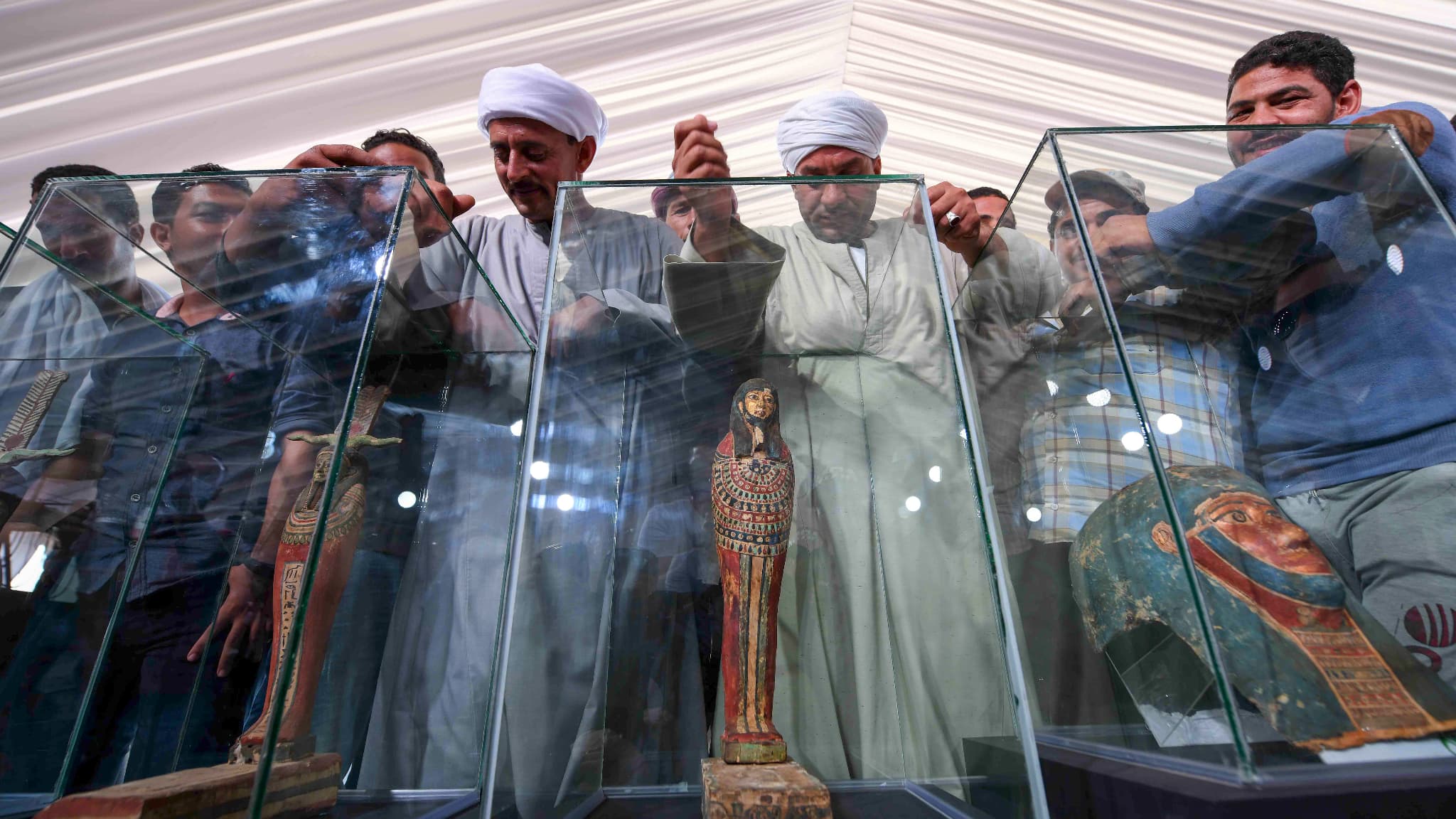 Plus de 40 statues d'anciennes divinités et des masques funéraires ont également été trouvés dans la nécropole de Saqqara (2).