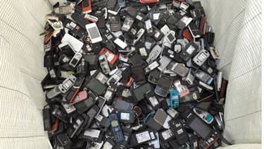 Les téléphones portables usagés sont une véritable mine d'or et un gisement d'emplois qui sont sous-exploités, déplore un rapport sénatorial.