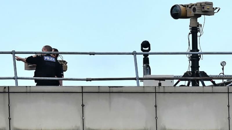 Des policiers l'aéroport de Gatwick le 21 décembre
