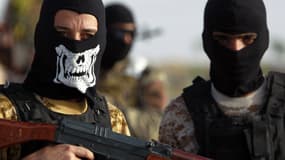 Deux jihadistes irakiens, combattants de l'organisation Etat Islamique (EI) en Irak.