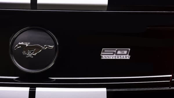 Un badge commémorant les 50 ans du triplé sera disposé sur chaque modèle. Un badge commémorant les 50 ans du triplé sera disposé sur chaque modèle.