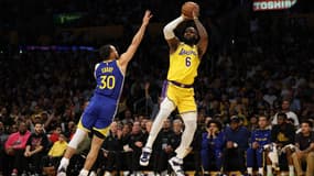 LeBron James et Stephen Curry face-à-face lors du match 6 en demi-finale des playoffs NBA, le 13 mai 2023.