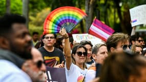 Des membres et des soutiens de la communauté LGBTQ manifestent contre la loi "Don't say gay" à Miami Beach (Floride) le 13 mars 2022.