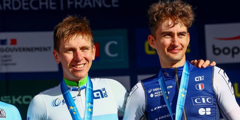 Tadej Pogacar et Paul Seixas sur le podium des Championnats d'Europe de cyclisme, le 5 octobre 2025