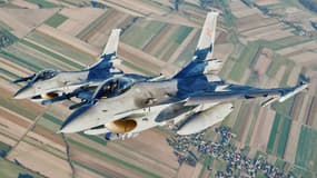 Des chasseurs F-16 polonais participent à l'exercice de bouclier aérien de l'OTAN près de la base aérienne de Lask, dans le centre de la Pologne, le 12 octobre 2022.