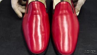 A l'usine mexicaine de Leon, le businessman Armando Martin exhibe des chaussures du même modèle que celui porté par Ratzinger et bientôt reçues par lui en cadeau.