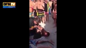 Un policier maîtrise deux hommes sur la plage du Spring Break 2015