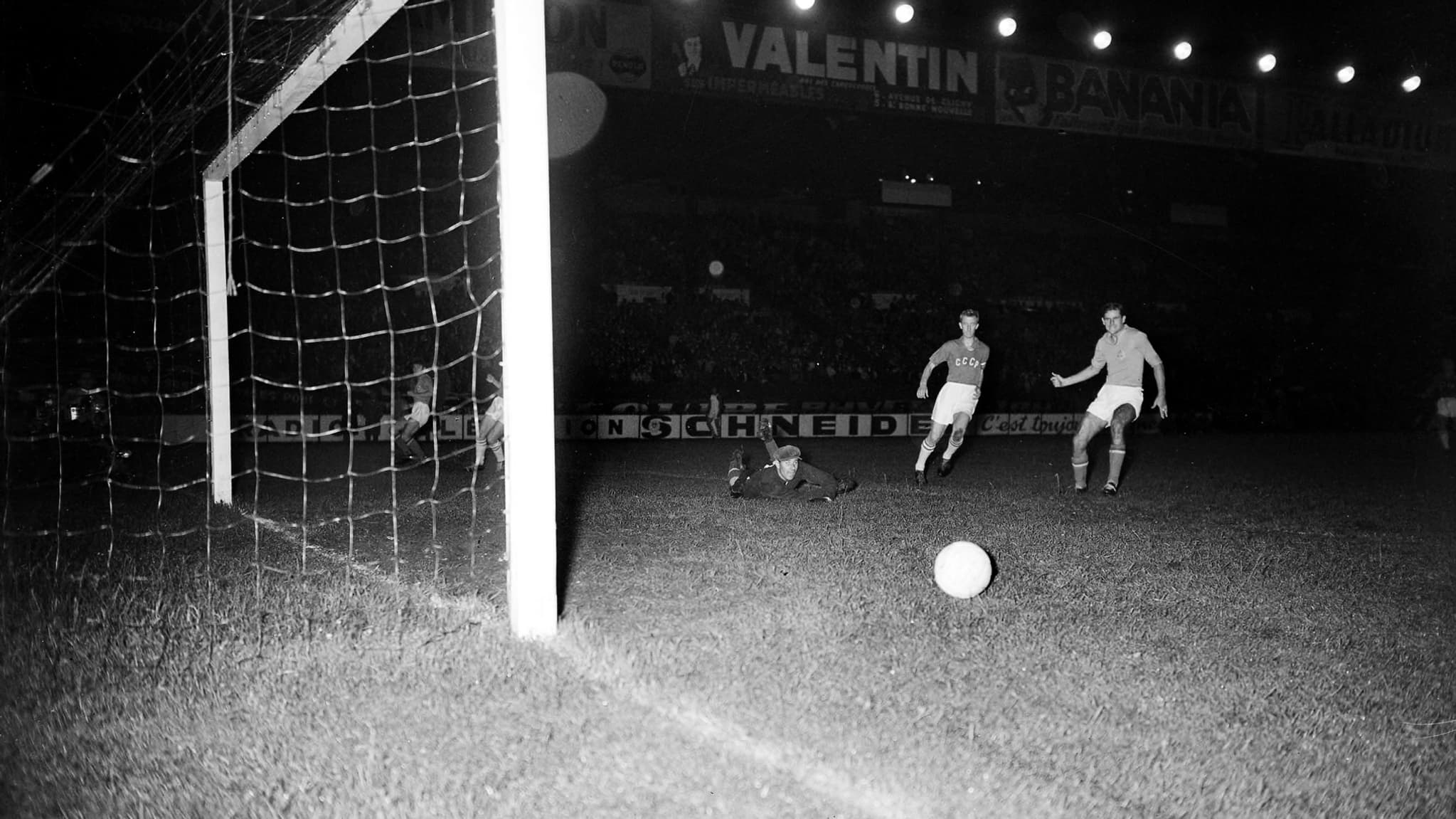 Le gardien soviétique Lev Yahcine (à terre) repousse un tir yougoslave lors de la finale de l'Euro 1960