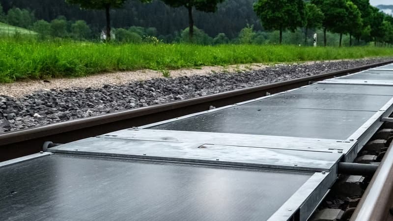 C'est une première mondiale: une startup suisse transforme les voies ferrées en centrales solaires amovibles et la SNCF s'y intéresse