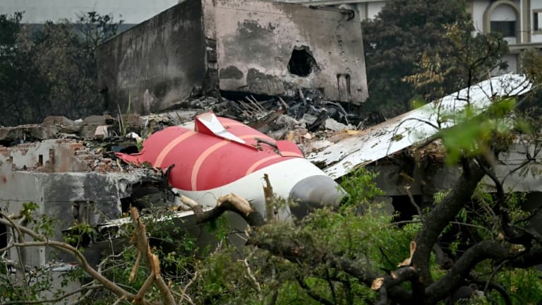 Les débris de l'avion d'Air India qui s'est écrasé sur qartier résidential d'Ahmedabad, en Inden le 12 juin 2025