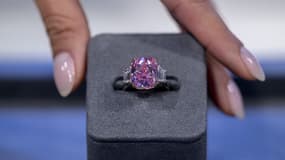 Un diamant rose de 10,57 carats, d'une valeur estimée à plus de 35 millions de dollars, lors d'une présentation à la presse chez Sotheby's à New York, le 27 mars 2023.