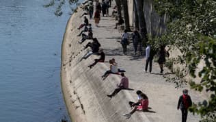 Des personnes profitant du soleil et assises sur les berges de la Seine à Paris, le 15 mai 2020. (photo d'illustration)
