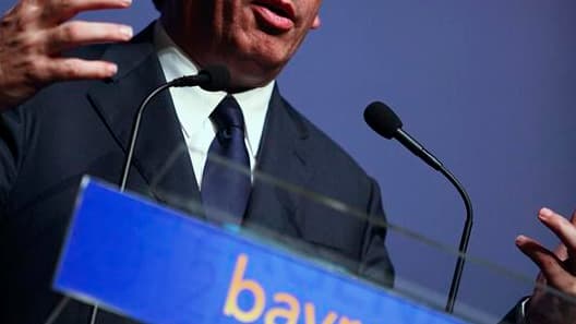 Francois Bayrou, ici à Saint-Denis-de-la-Réunion et à qui les sondages prédisent un score à peine supérieur à 10% le 22 avril prochain. Pour le leader centriste, l'important est "de rencontrer le plus grand nombre de Français dans le plus grand nombre d'o