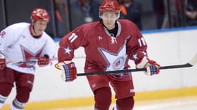 Vladimir Poutine, le président russe, affronte des stars du hockey dans un stade olympique à Sotchi le 4 janvier 2014.