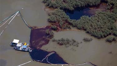 Nappe de pétrole dans les marais du delta du Mississippi. Bobby Jindal, le gouverneur de Louisiane, a fustigé dimanche le groupe pétrolier BP et le gouvernement fédéral, accusés de ne pas avoir réagi assez vite pour protéger les rivages de l'Etat de la ma