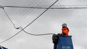 Un employé d'Enedis travaille sur les câbles électriques après le passage de la tempête Ciaran, le 2 novembre 2023 à Lanildut, dans le Finistère