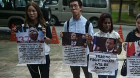 Des proches des disparus du vol MH370 manifestent à Kuala Lumpur pour demander la reprise des recherches, le 22 juin 2016.