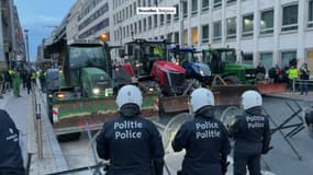 Des tracteurs venus à Bruxelles pour protester contre la politique agricole européenne font face à des policiers le 18 décembre 2025.