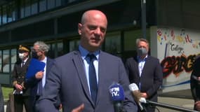 Le ministre de l'Education nationale, Jean-Michel Blanquer, en déplacement dans l'Eure à l'occasion de la réouverture des collèges en zone verte, le 18 mai 2020.