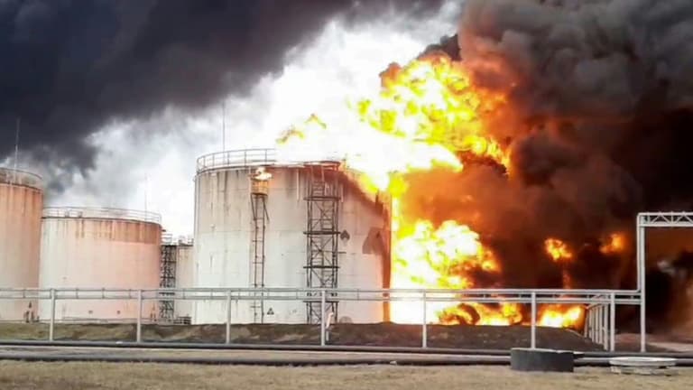 Un dépôt pétrolier en feu à Belgorod, en Russie, après des frappes d'hélicoptères ukrainiens, le 1er avril 2022