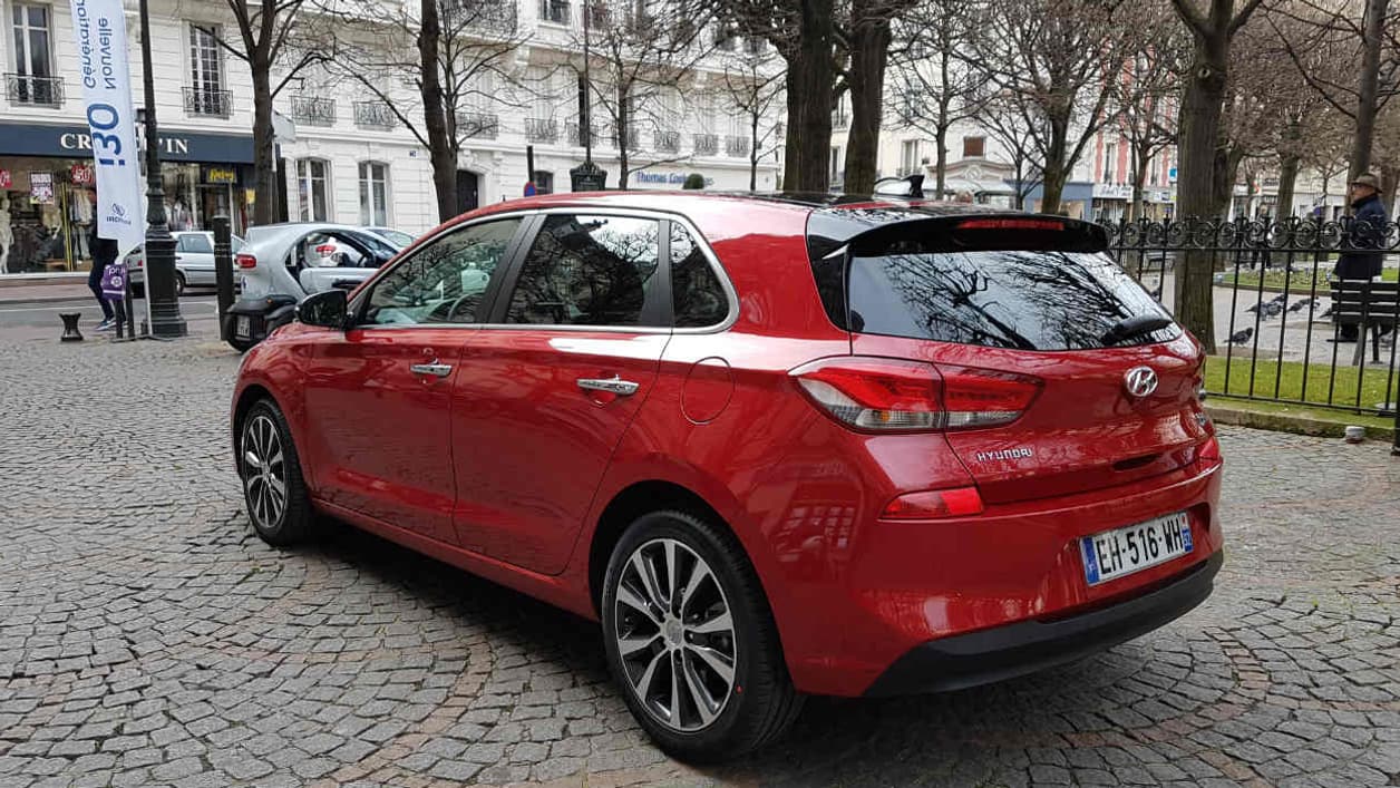Dynamique et sobre, les deux mots-clé du design de Peter Schreyer, le designer en chef de Hyundai sur cette i30. Dynamique et sobre, les deux mots-clé du design de Peter Schreyer, le designer en chef de Hyundai sur cette i30.