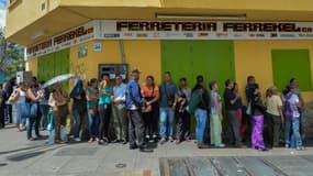 Des Vénézuéliens font la queue à Caracas pour acheter de la nourriture en juin 2017