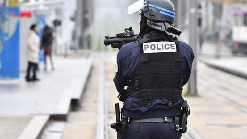 Un policier armé d'un lanceur de balle de défense.