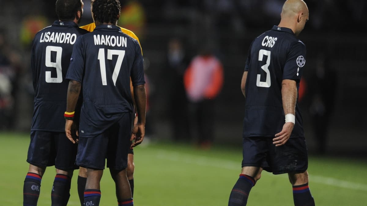 Cris (à droite) quitte le terrain après son expulsion lors du match retour de la demi-finale de Ligue des champions entre Lyon et le Bayern Munich en 2010