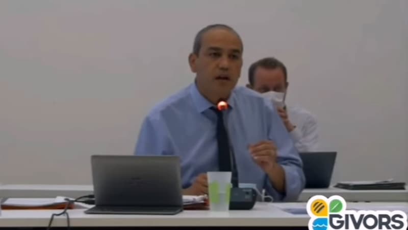 Le maire de Givors, Mohamed Boudjellaba, en conseil municipal, le 24 juin 2021.