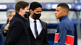 Le président qatari du Paris Saint-Germain, Nasser al-Khelaïfi, et l'entraîneur argentin Mauricio Pochettino, discutent avec l'attaquant Kylian Mbappé, avant le début de la finale de la Coupe de France contre Monaco, le 19 mai 2021 au Stade de France à Saint-Denis