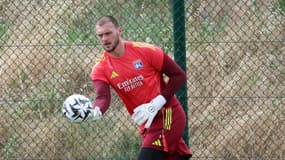 Le gardien Lucas Perri lors d'un entraînement avec l'OL, le 7 juillet 2025