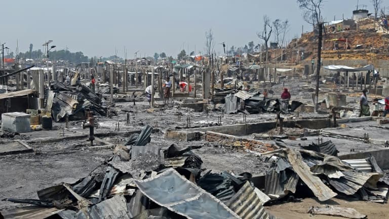 Un camp de réfugiés rohingyas ravagé par un incendie à Ukhia, le 23 mars 2021 au Bangladesh