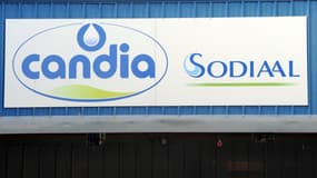 Les logos de Candia et de l'usine de conditionnement de lait Sodiaal dans Le Lude (Sarthe), le 8 novembre 2012