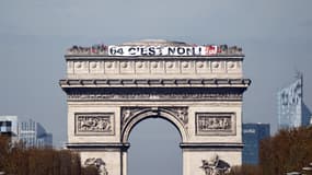 Une banderole a été déployée sur le haut de l'Arc de Triomphe.