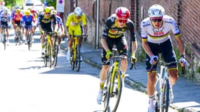 Tadej Pogacar attaque devant Jonas Vingegaard, sur la 4e étape du Tour de France, le 8 juillet 2025