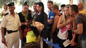 Des touristes russes bloqués à l'aéroport de Charm El-Cheikh attendent de pouvoir embarquer.