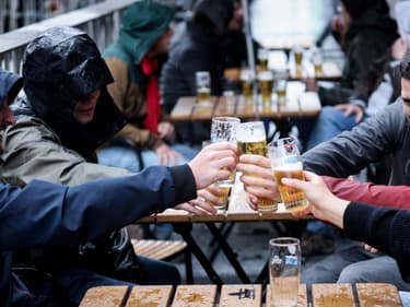Des Bruxellois trinquent sous la pluie, le 8 mai.