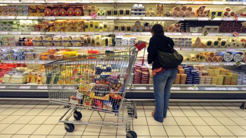 Une femme dans un rayon de supermarché (PHOTO D'ILLUSTRATION).