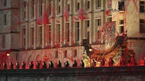 Le spectacle de métal depuis la Conciergerie, lors de la cérémonie d'ouverture des JO 2024, à Paris. 