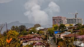 De la fumée s'élève de la capitale Stepanakert le 6 novembre après des combats entre l'Arménie et l'Azerbaïdjan.