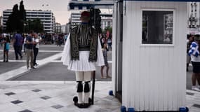 Un garde devant le Palais présidentiel grec. 