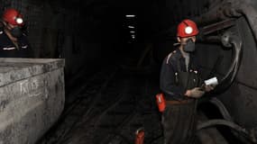 Des ouvriers chinois travaillent dans une mine de charbon (illustration)