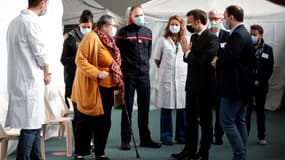 Emmanuel Macron échange avec une femme venue se faire vacciner, le 23 mars 2021 à Valenciennes