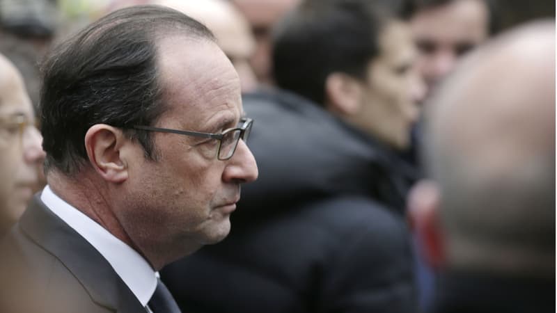 La France fera le nécessaire pour que les responsables soient arrêtés", a assuré François Hollande sur les lieux de la fusillade à Charlie Hebdo.