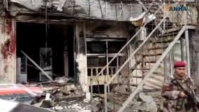 Un membre des forces de sécurité sur la scène de l'attaque suicide qui a lieu à Manjib ce 16 janvier 2019.