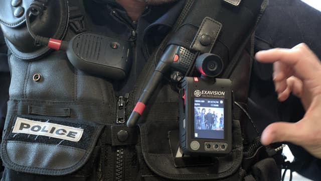 Placée directement sur le policier, la caméra peut être déclenchée lors d'une intervention.